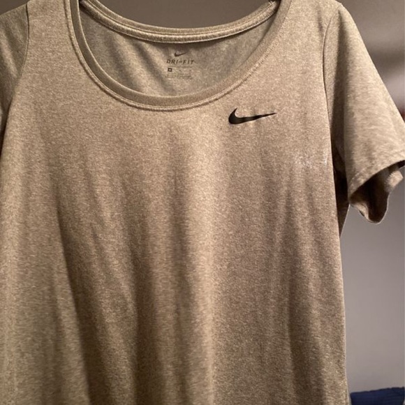 MEDIUM DRI FIT GREY NIKE SHIRT - Picture 2 of 2